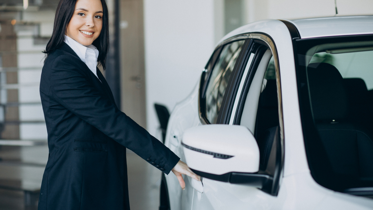 Женщина открывает ручку авто