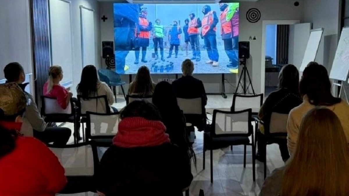 зрители смотрят на экран