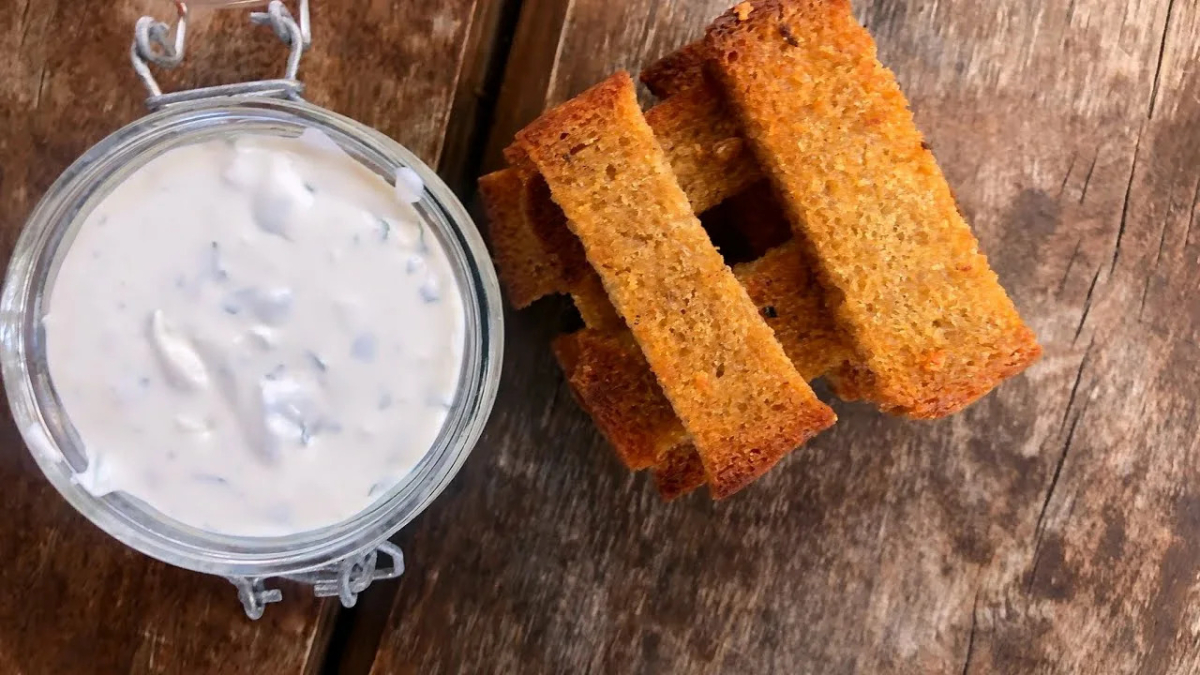 Соус и гренки