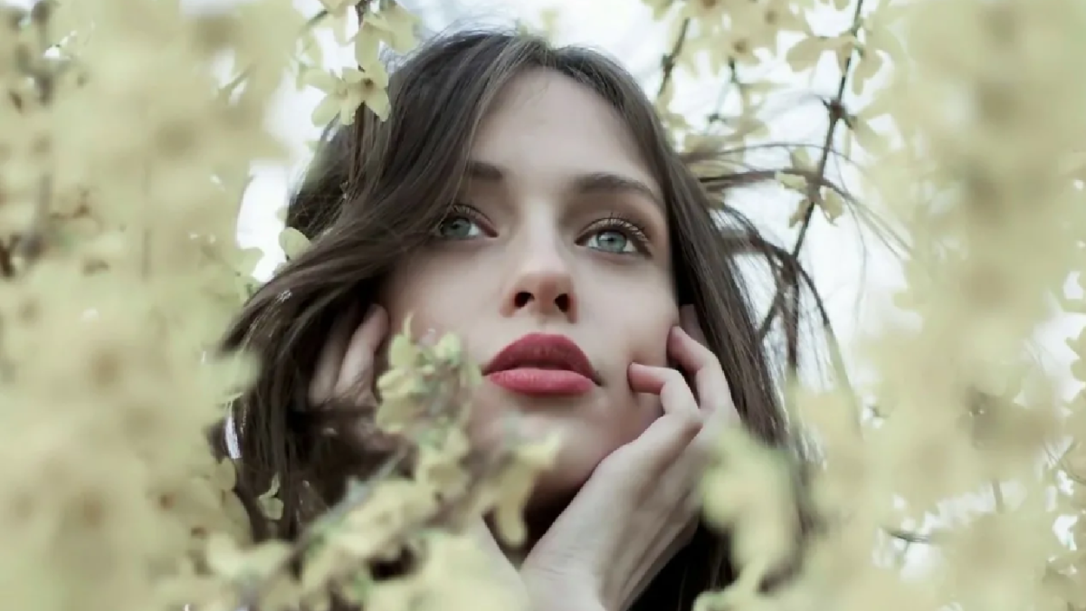 девушка в зелени