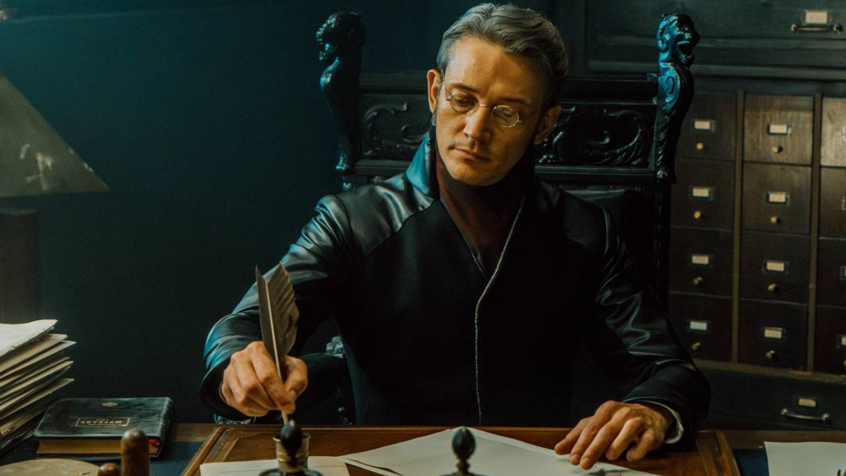 Мужчина с пером