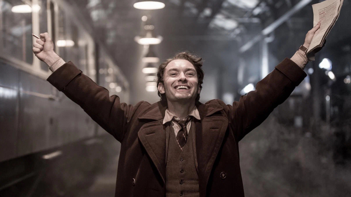 Радостный человек поднял руки