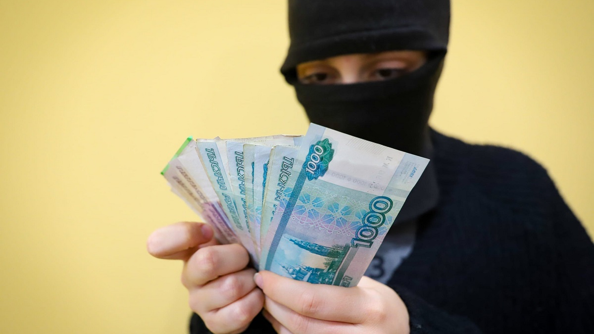 мошенник считает деньги