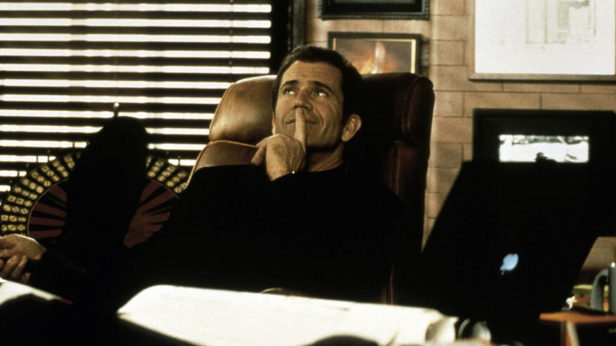 Человек за столом задумался