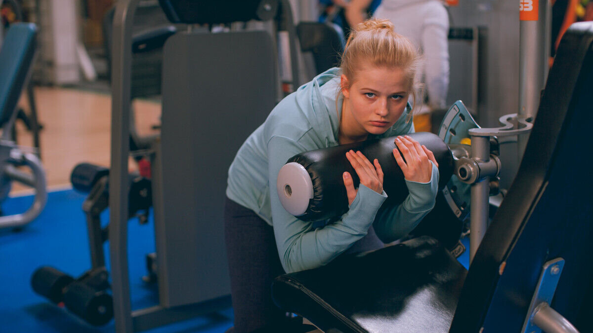 Девушка на тренажёре