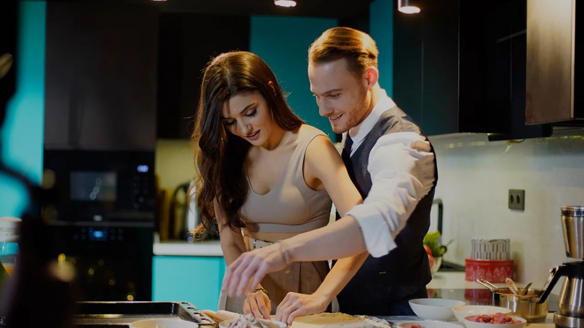 Мужчина и женщина на кухне