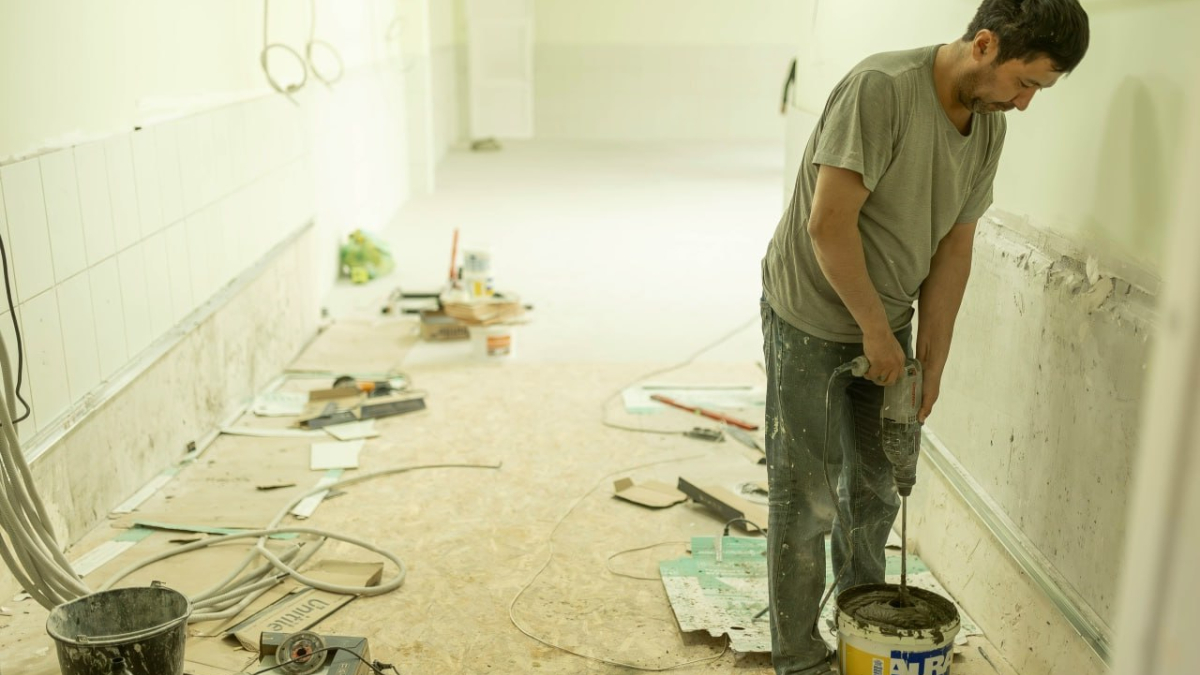 Мужчина занимается ремонтом