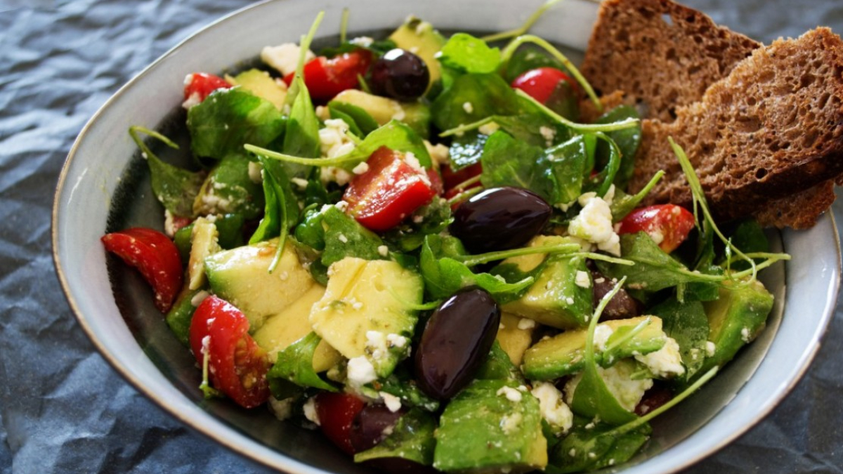 Вкусный салат на столе