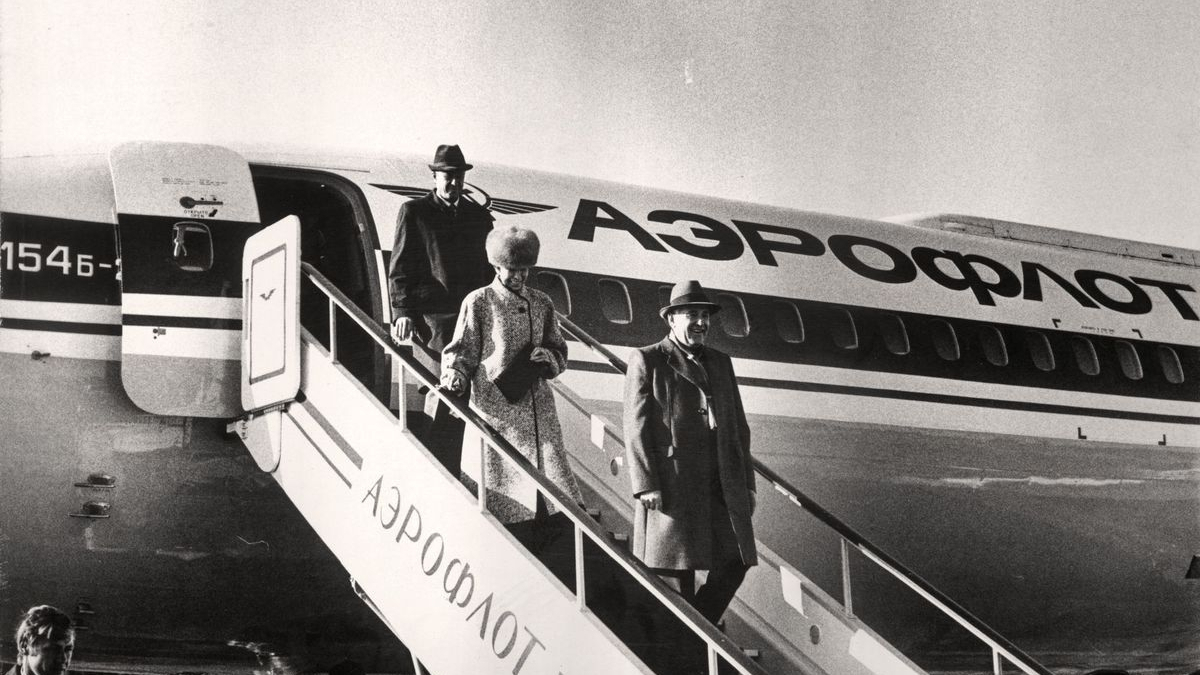 Михаил Горбачев спускается по трапу