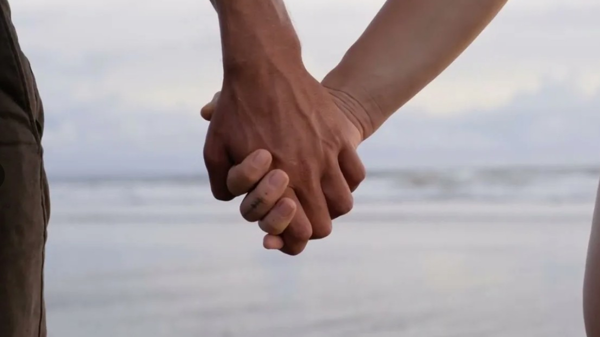 Пара держится за руки