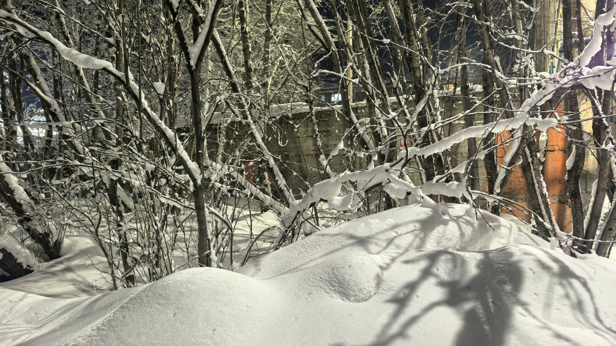 Большие сугробы в Мурманске