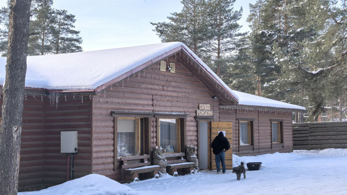 Снег на крыше дома