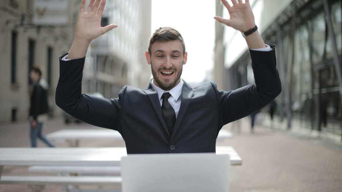 Мужчина поднял руки