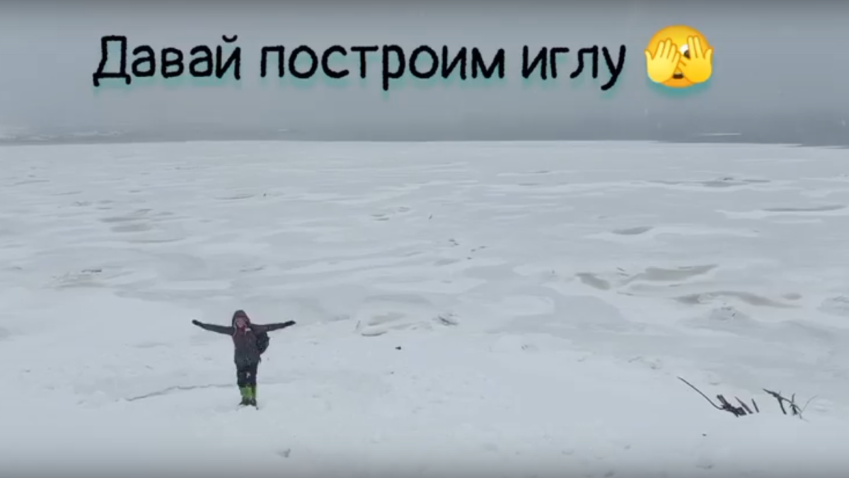 Девушка в снежных сугробах