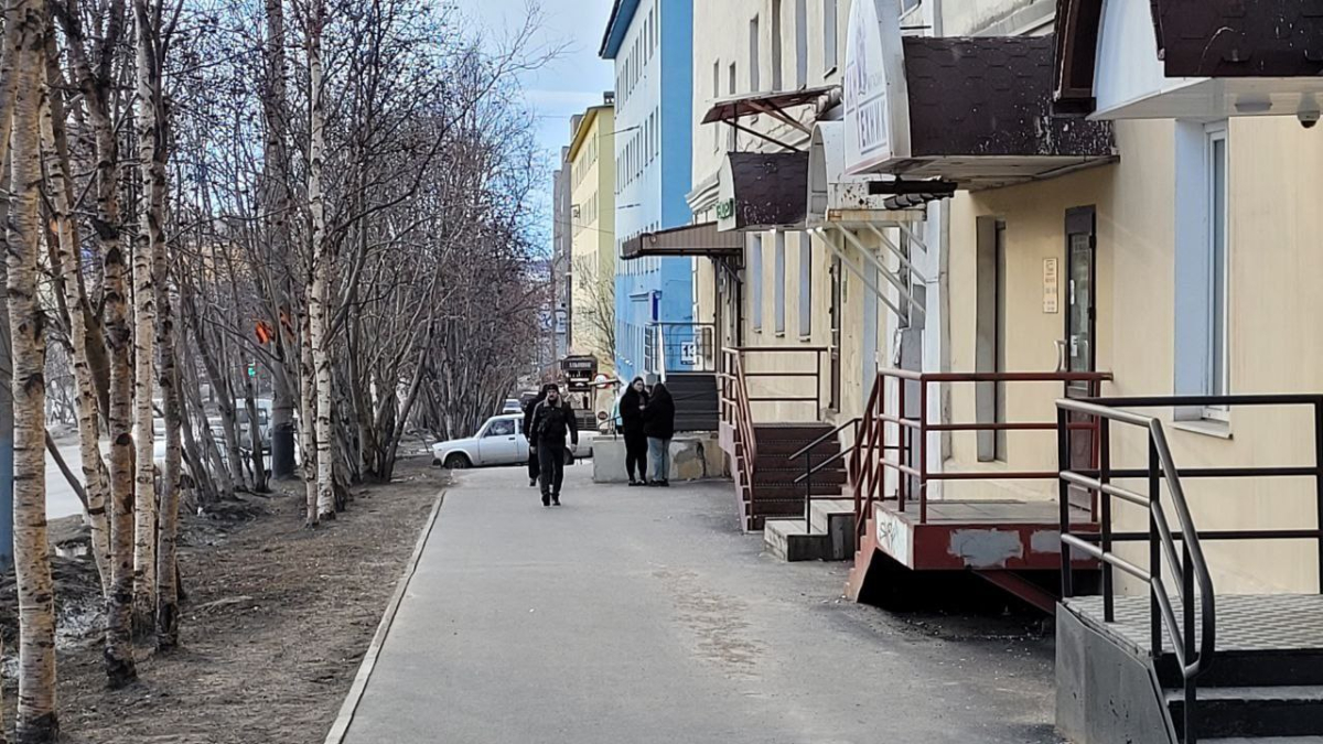 Люди на улице весной