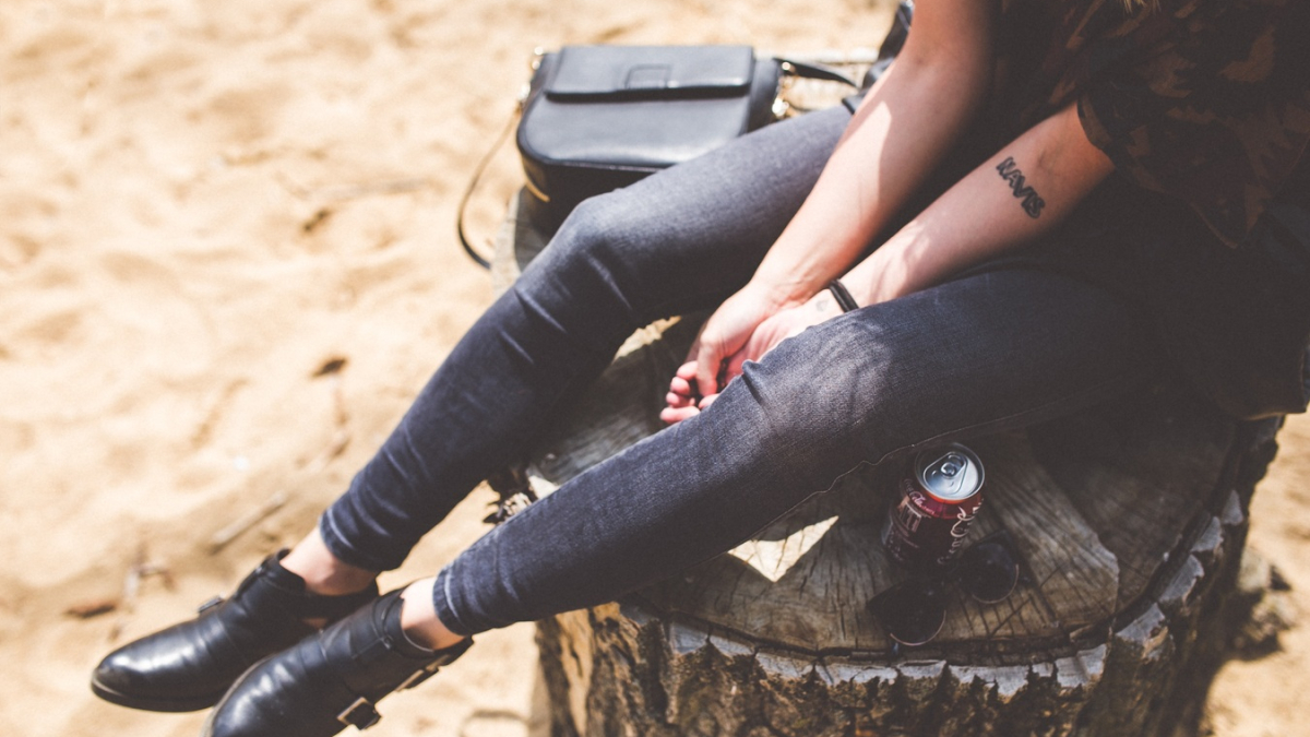 Женщина сидит