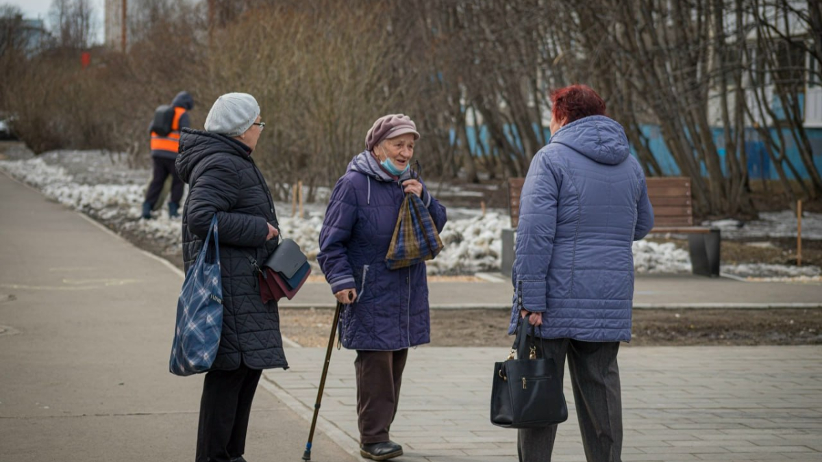 Пенсионеры на улице
