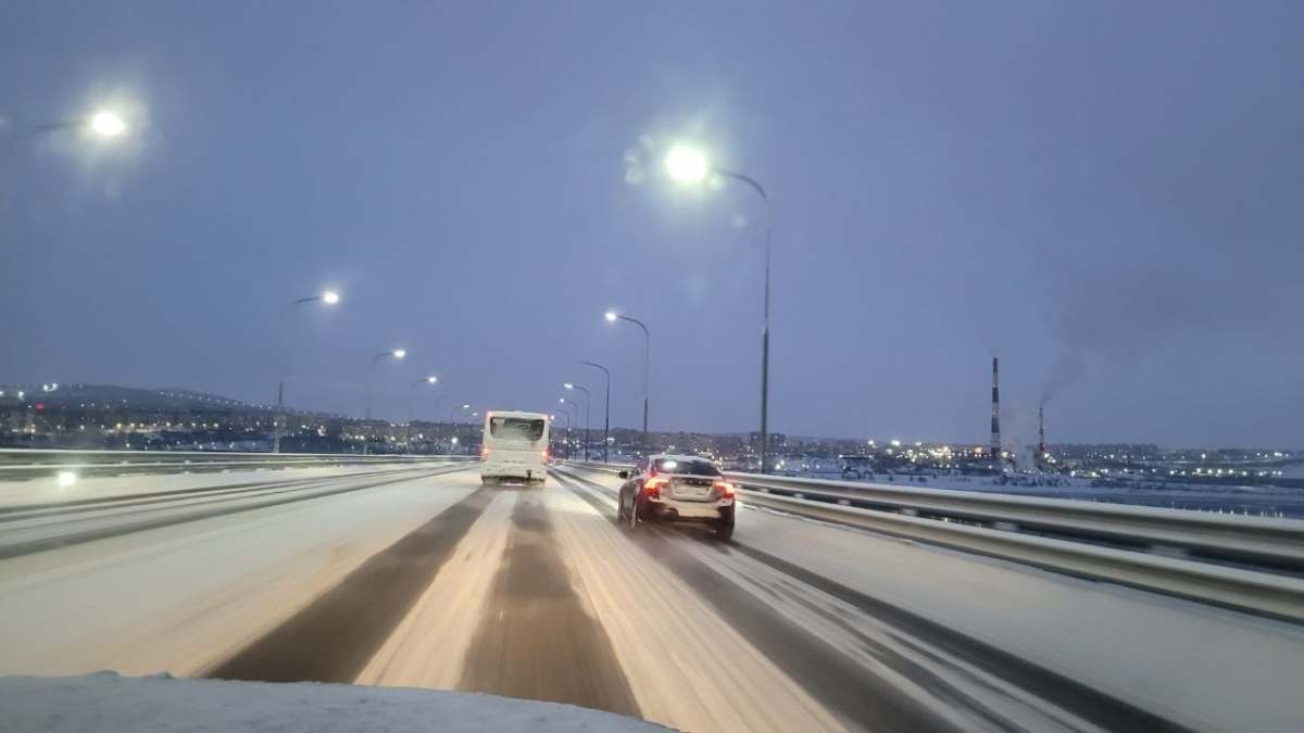 Автомобиль едет по трассе