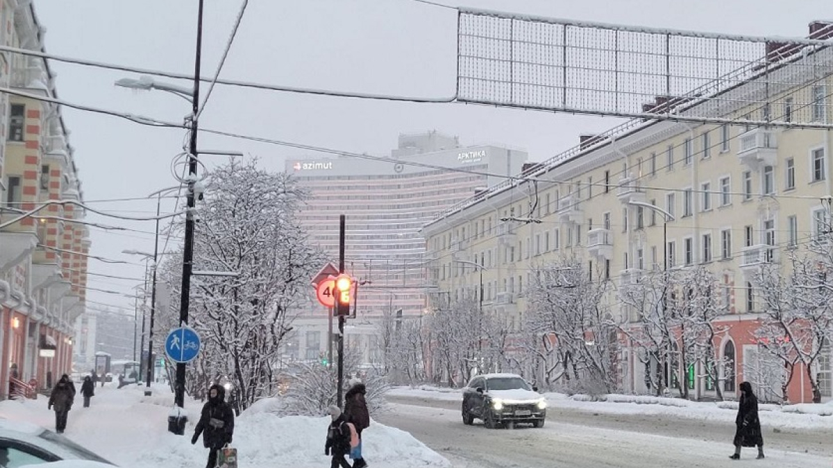 люди идут по Мурманску зимой