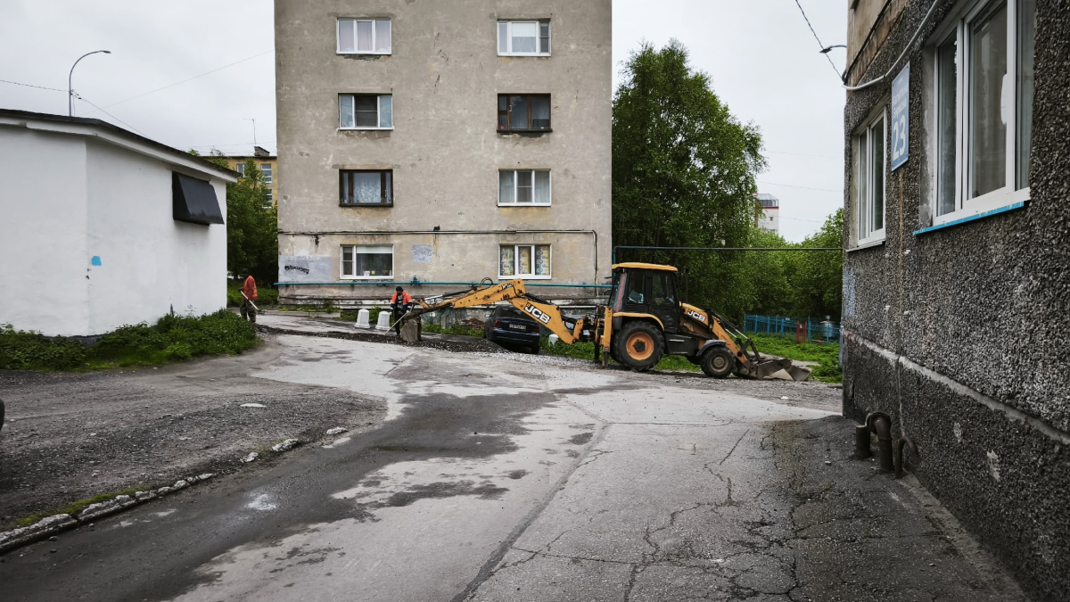 Трактор во дворе