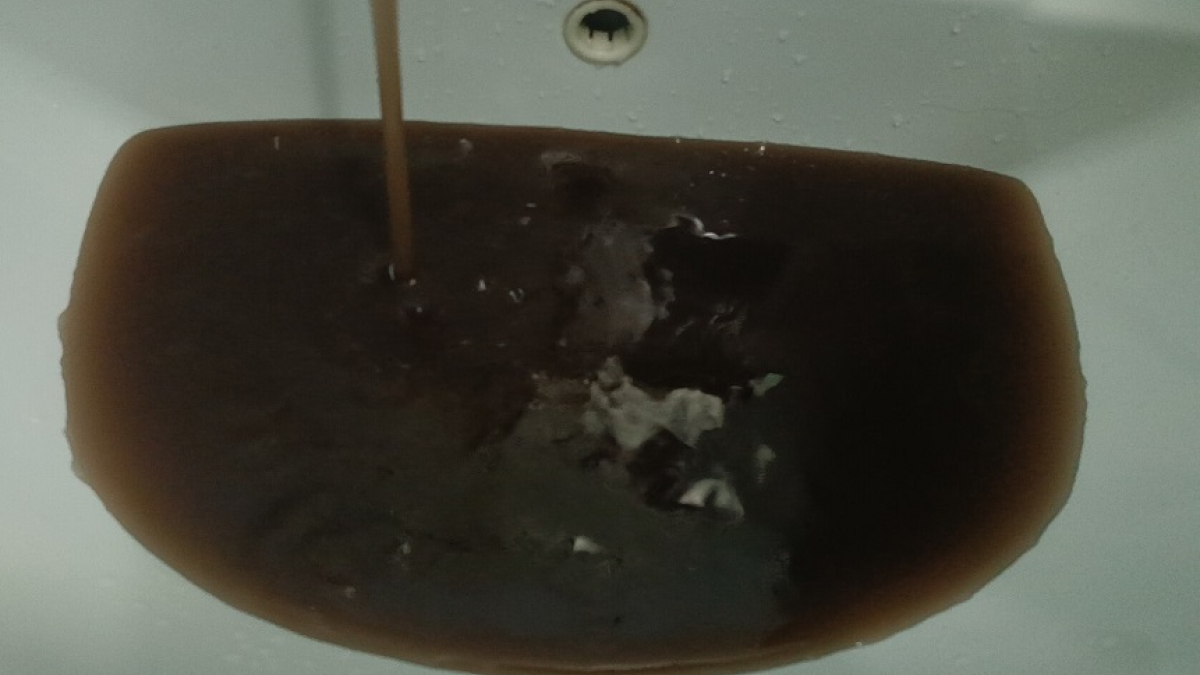 коричневая вода в раковине