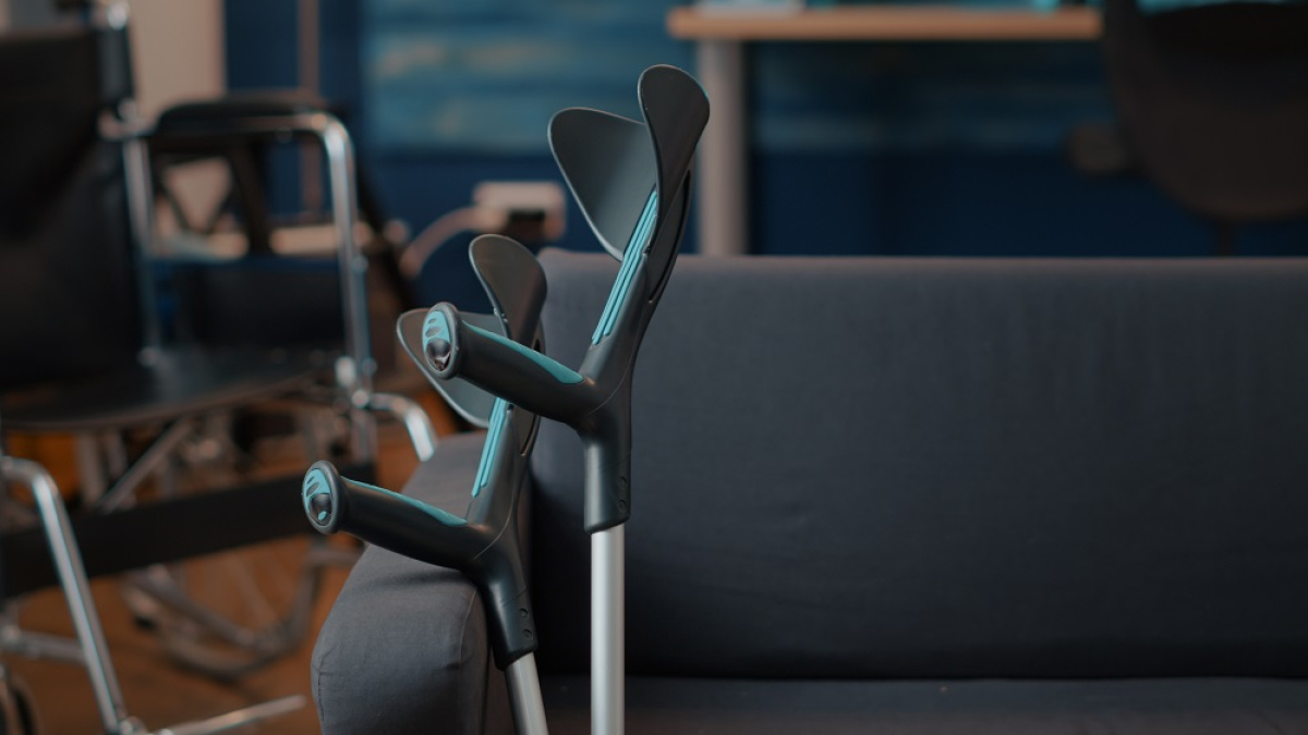 костыли возле дивана