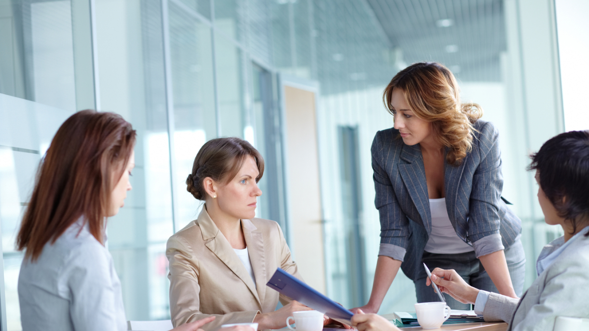 Женщины за столом в офисе