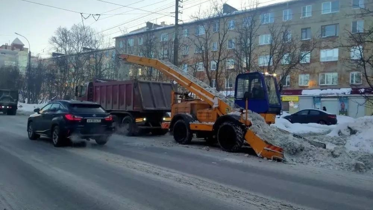 За сутки из города вывезли 290 КамАЗов со снегом