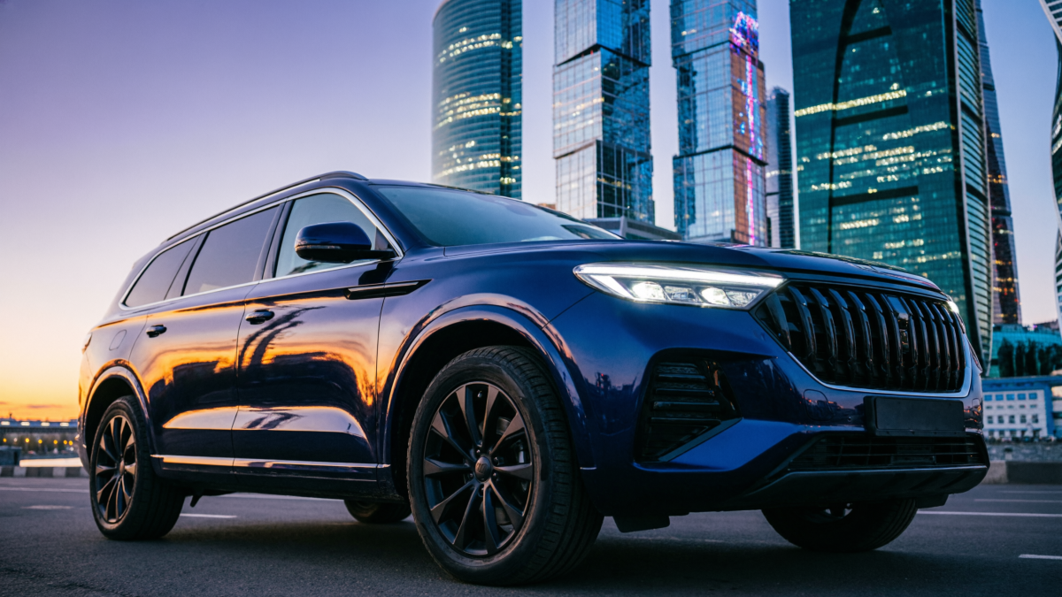 Автомобиль на фоне Москва-Сити