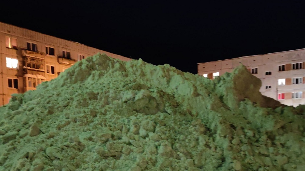 сугроб возле многоэтажного дома