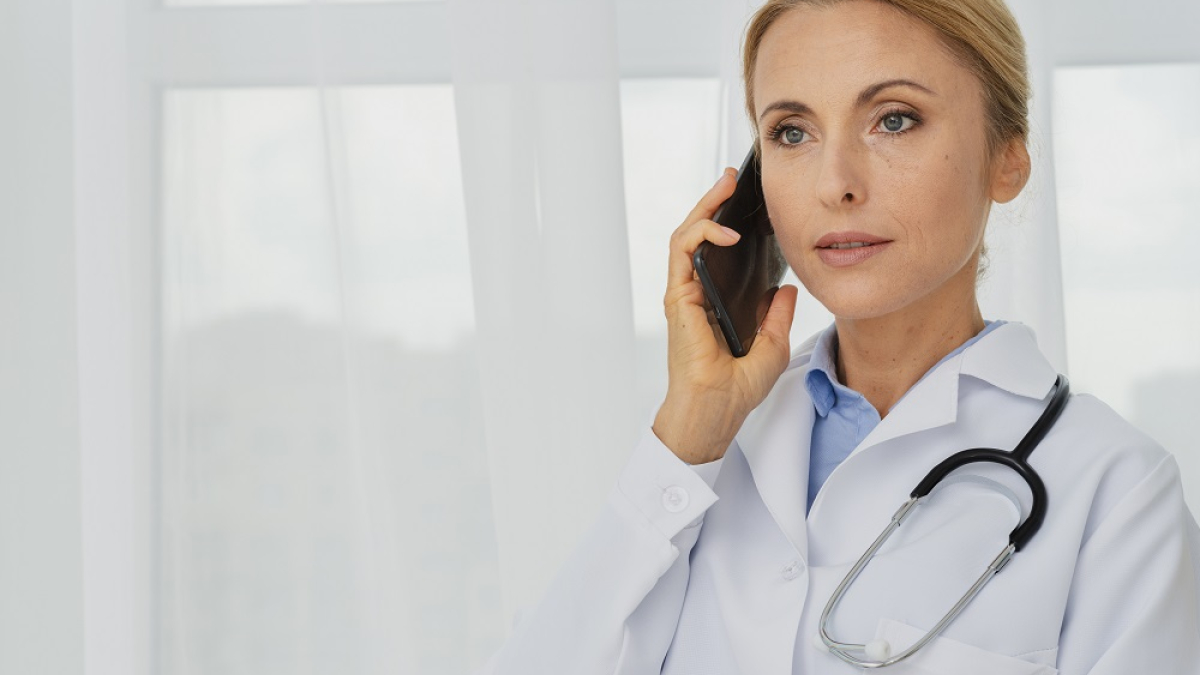 врач говорит по телефону
