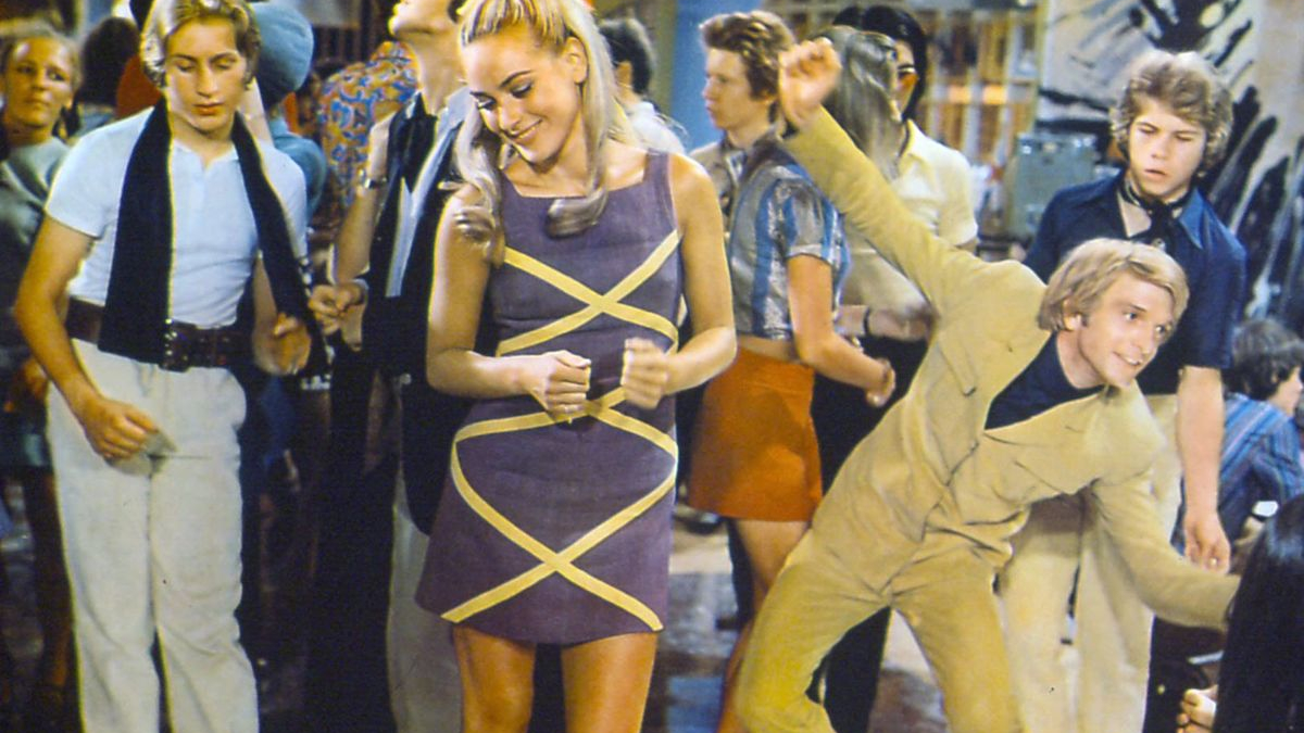 Люди танцуют