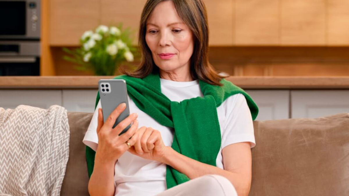 Женщина с телефоном в руках