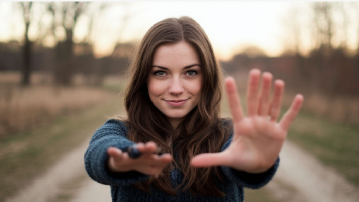 девушка протягивает руки