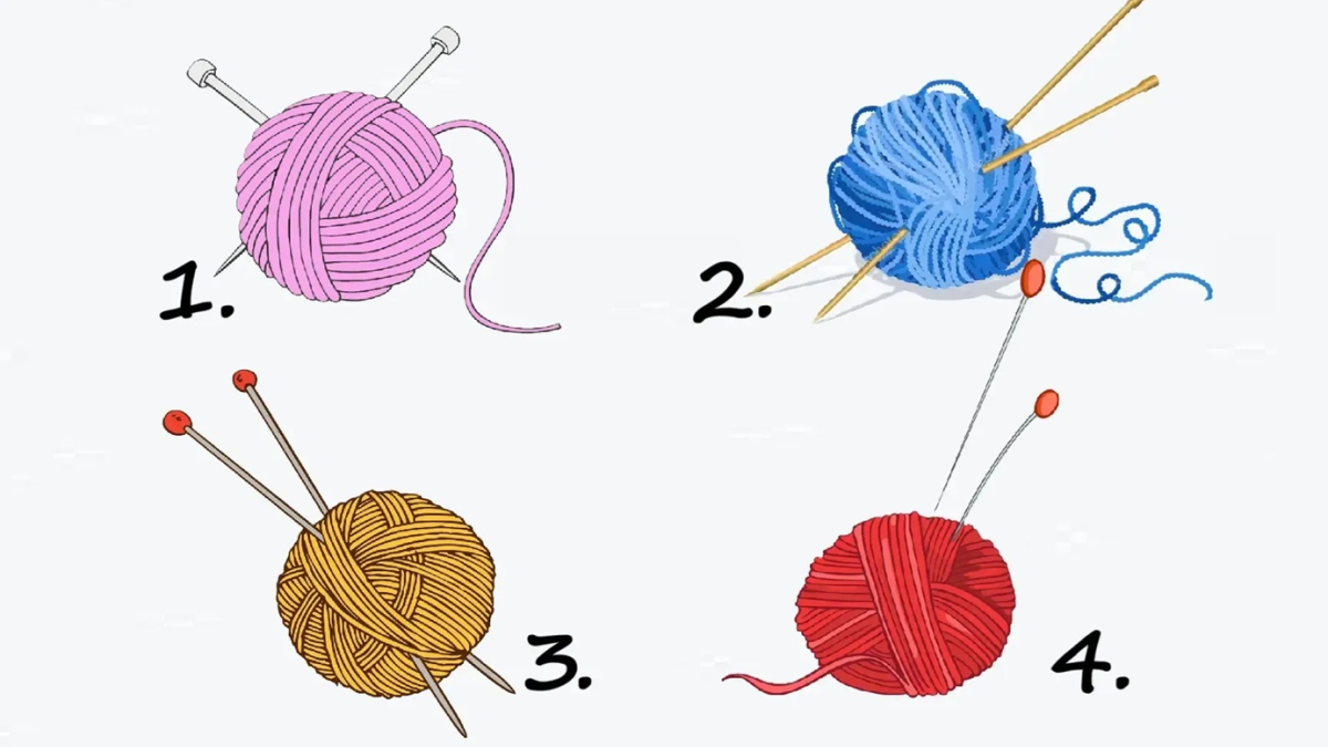 четыре клубка со спицами