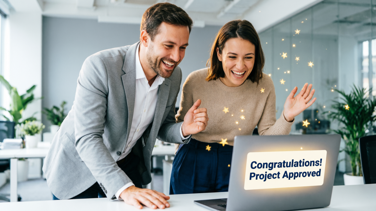 Мужчина и женщина перед ноутбуком