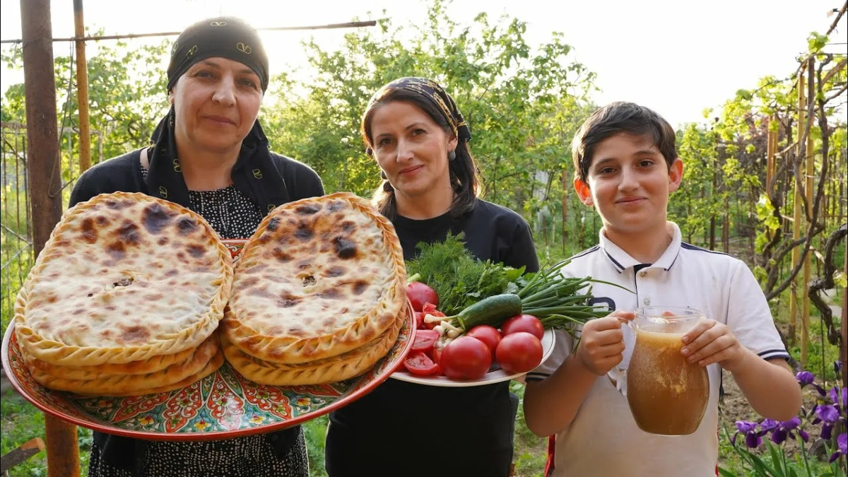 дагестанская семья с угощением