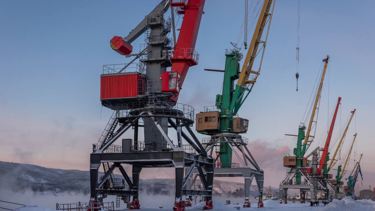 краны в порту, море