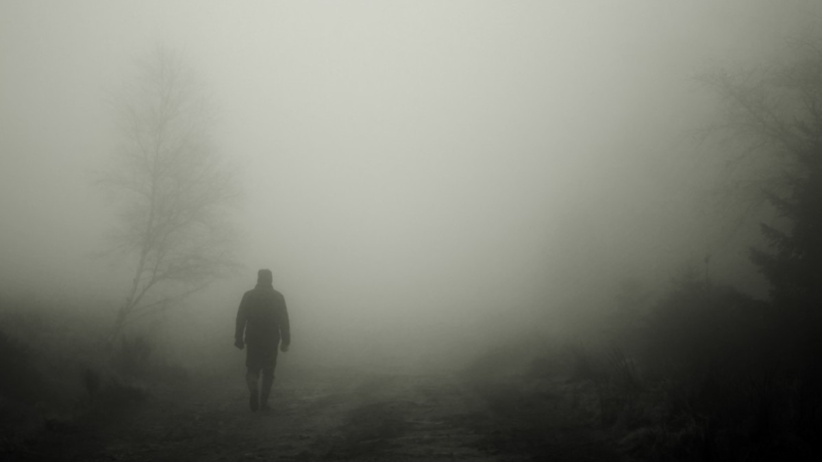 Фигура мужчины в тумане