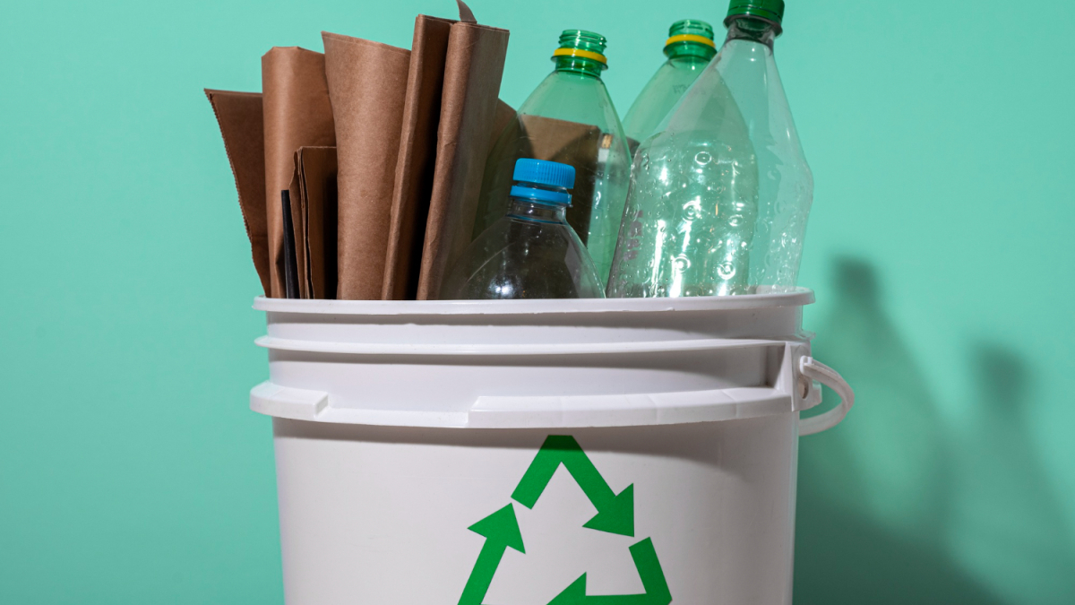 Корзина со вторсырьем для переработки