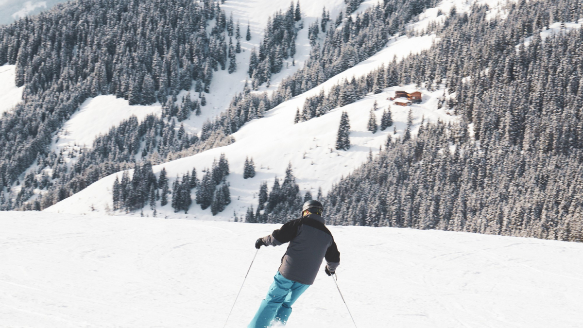 лыжник катается на горной трассе