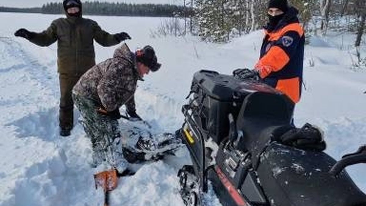 Спасатели помогают рыбакам