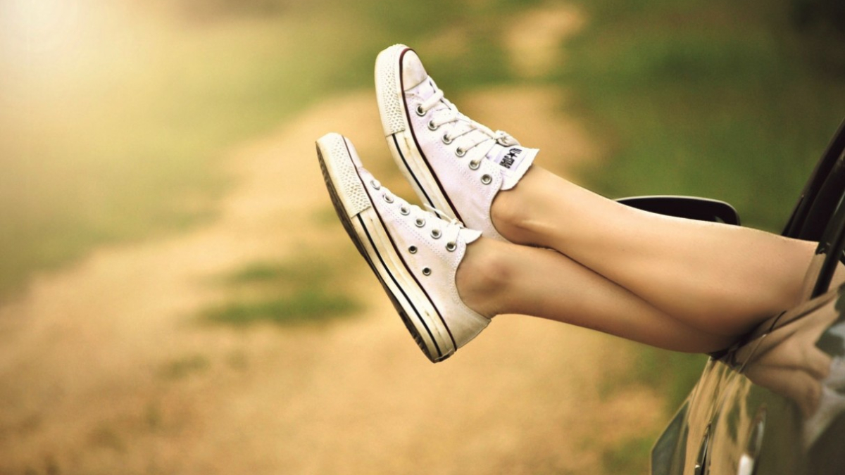 Женщина лежит в машине, довольная собой