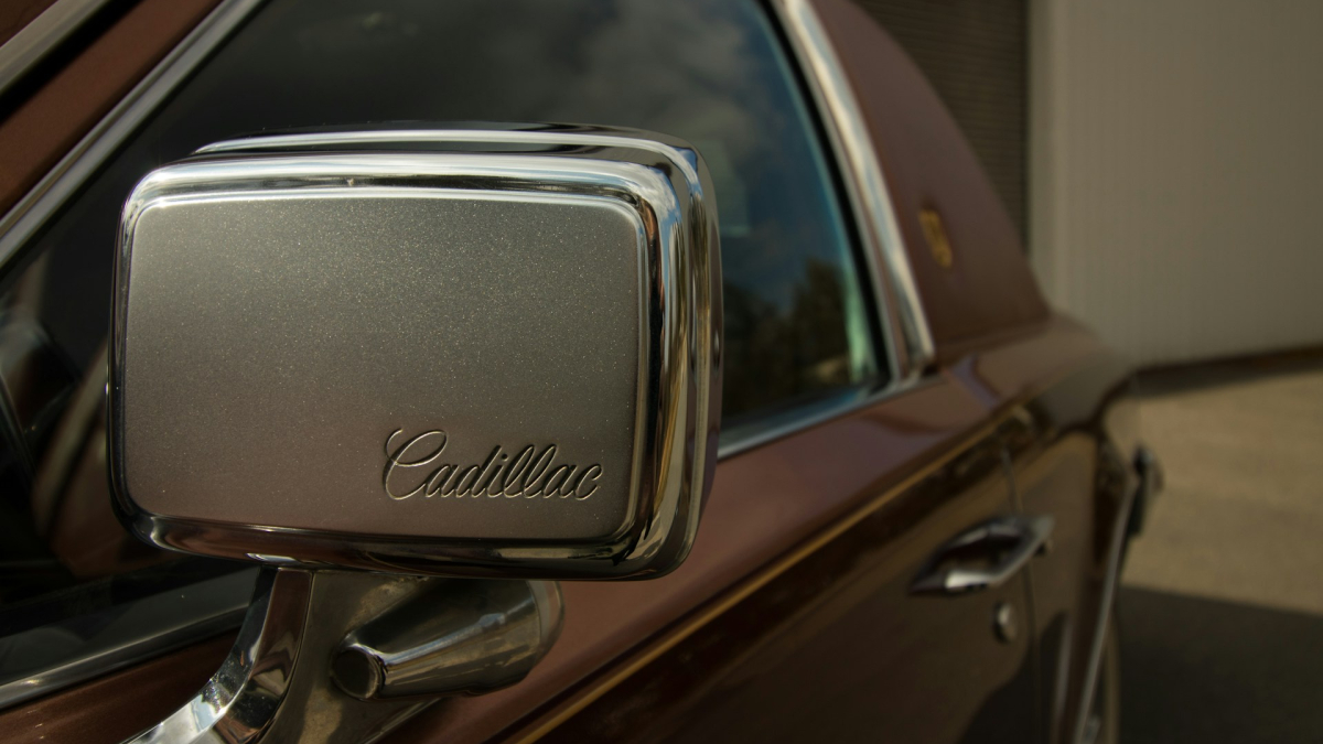 Автомобиль Cadillac вид спереди