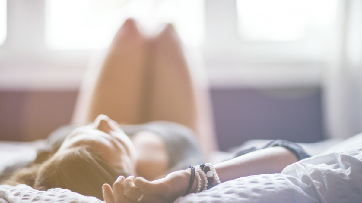 Женщина лежит на кровати