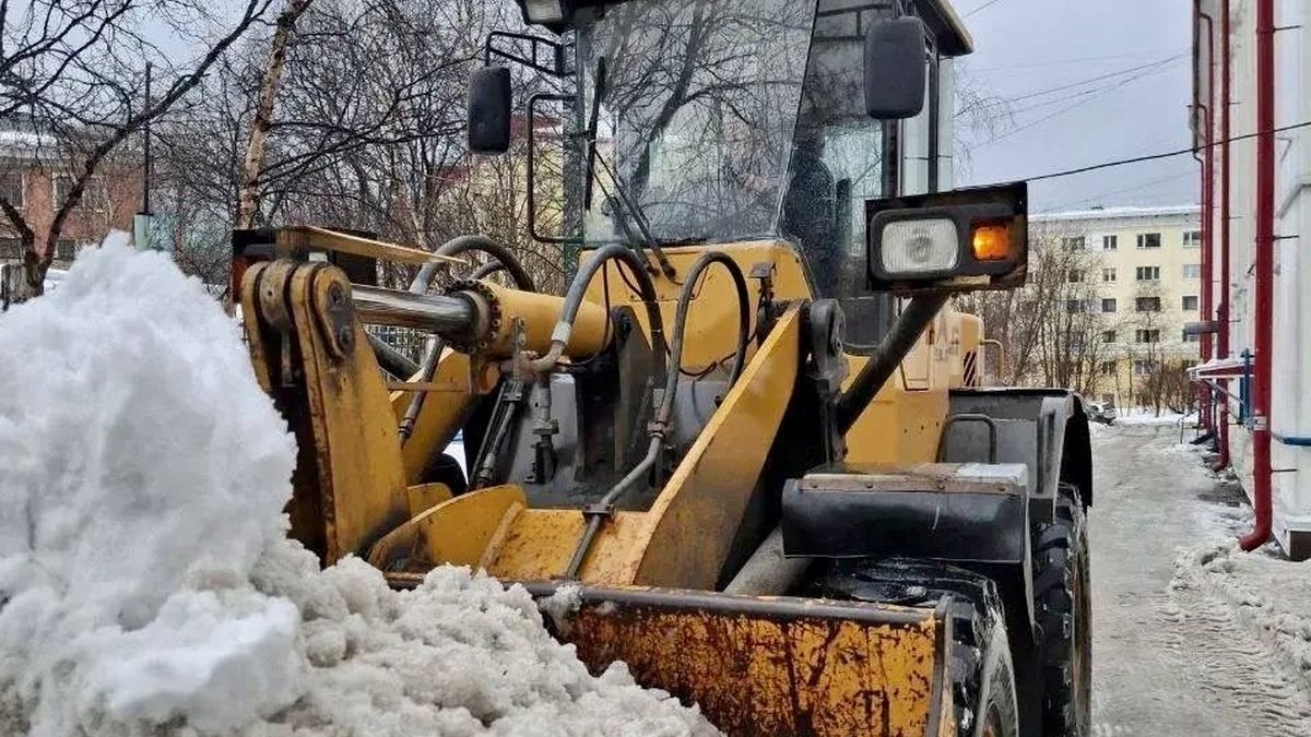 Техника убирает снег