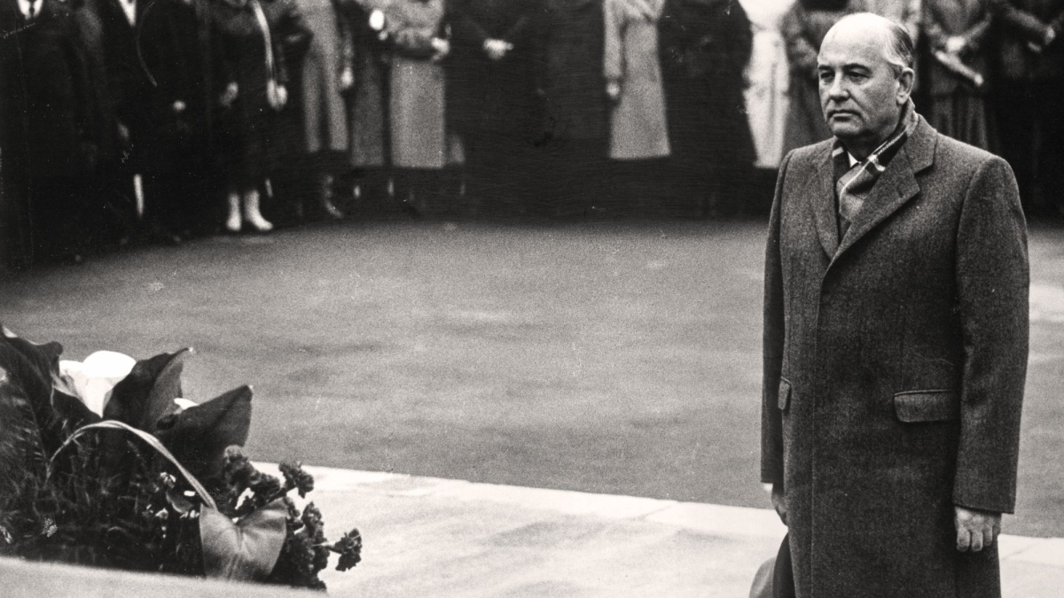 Горбачев у памятника