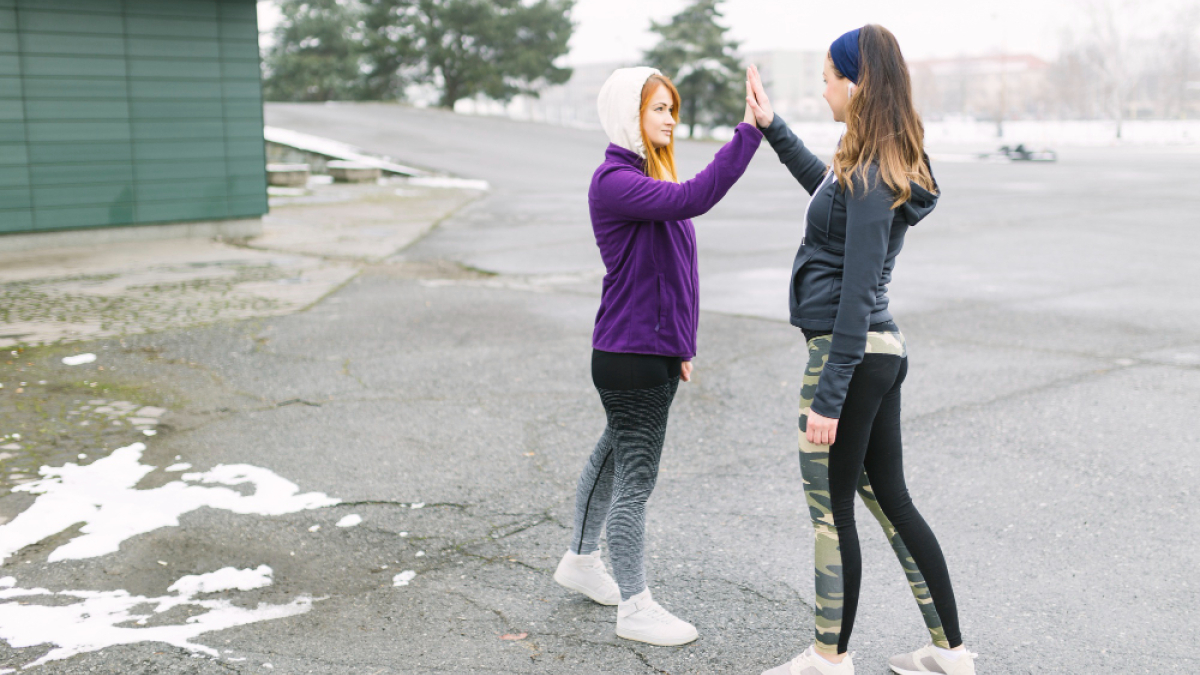 Две девушки планируют начать пробежку