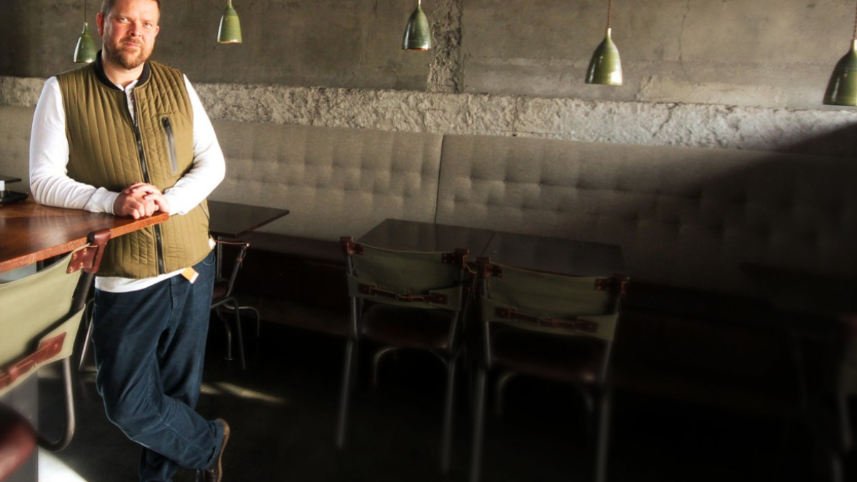 Красивый мужчина, гордый собой