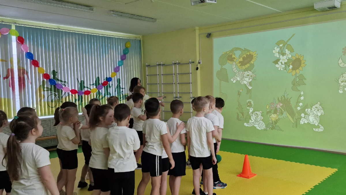 дети тренируются в спортивном зале детского сада